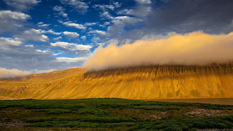 Islandreisen Individuell Regionen Islands Islandreisen Regionen Islands Westfjorde Wolke über Bergkette Patreksfjördur