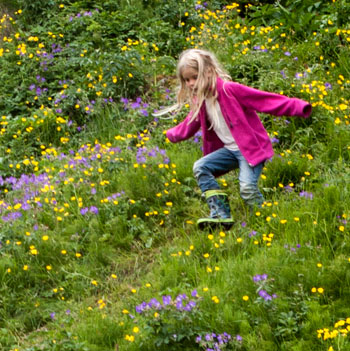 Blondes Mädchen in Blumenwiese
