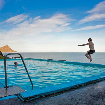 Islandreisen mit Kindern Junge springt in einen Pool